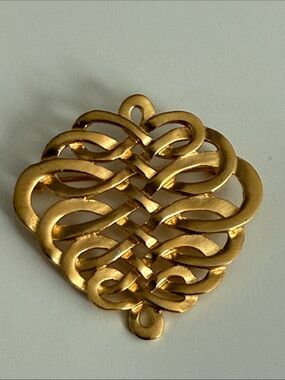 Vintage MMA signed Gold Tone Celtic Knot brooch pin